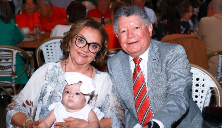  Verónica Castañón y Eduardo Romo con su nieta Paloma.