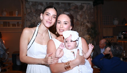 Elsa Santoyo y Caro Silva con Paloma.