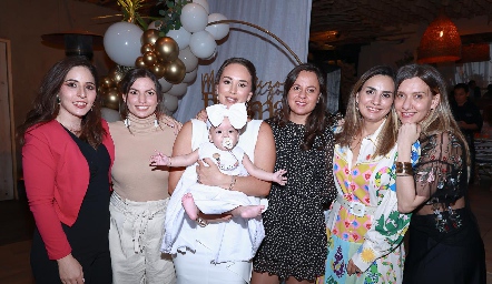  Caro Silva con su hija Paloma y sus amigas.