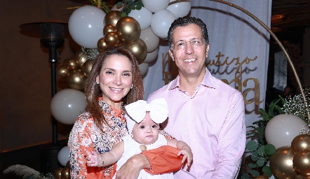  Ana Lía y José Miguel Guerra con Paloma Romo.