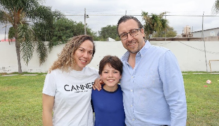  Marcela Guevara y David García con su hijo David.