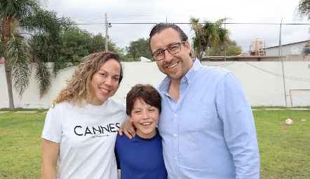  Marcela Guevara y David García con su hijo David.