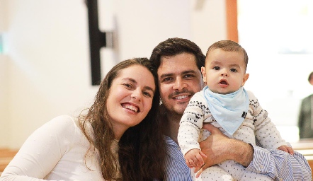  Tere Ledezma y Luis Torres con su hijo Luis.