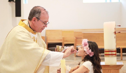  Sofía recibiendo la comunión.