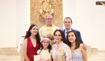  Jorge Ledezma y Gloria Mojarro con sus hijas Andrea, Sofía y Jimena y el Padre Gabriel Del Valle.