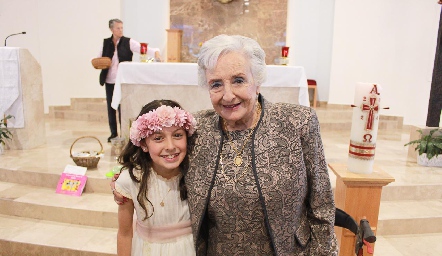  Sofía con su abuelita Maribel Gallegos.