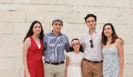  Sofía, Jimena y Andrea con sus primos.