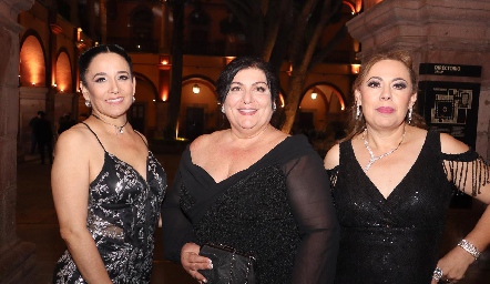  Adriana Urbina, Martha Esper y Soraya Rodríguez.