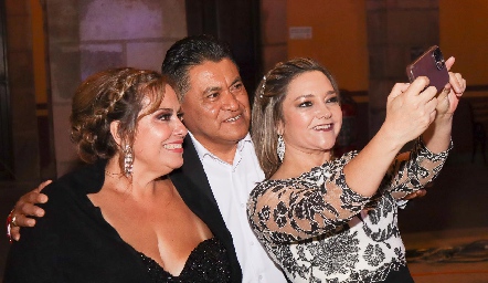  Jazmín Terrazas, Eusebio Flores y Marta Rangel.