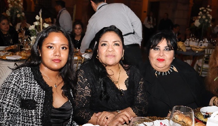  Ivonne Hernández, Martha Alicia Martínez y Sonia Alejandra Salazar.