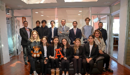 Consejo Estudiantil Prepa Anáhuac 2024-2025 con el Director Víctor Martínez y maestros de Prepa Anáhuac.