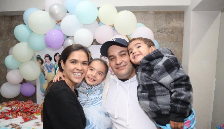  Yuli Valle, Valentina Suárez, Mauricio y Mauricio Suárez.