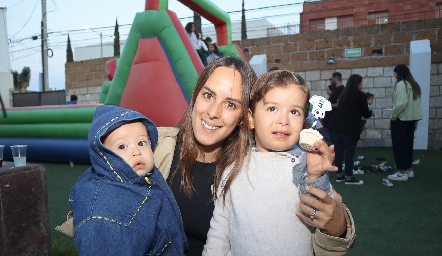  Clau Antunes con sus hijos Luca y Carlo Dibildox.