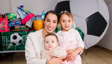  Marijó Ascanio con sus hijos, José Julián y María Inés.