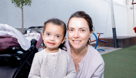  Emilia Toranzo con su mamá Adriana Medina.