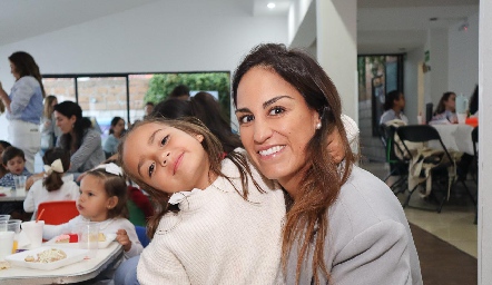  Gloria Leal con su hija Roberta Enríquez.