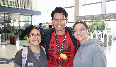  Valeria García, Ramsés Ramírez y Regina Camejo.