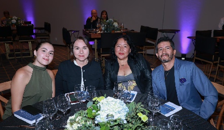  Florencia y Flor Salazar, Lourdes Enríquez y Víctor Leija.