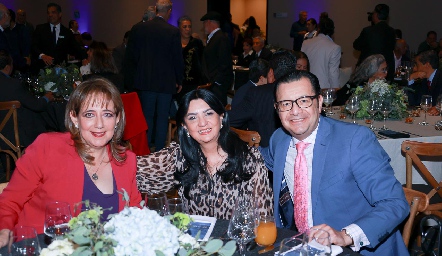  María Elena Parra, Nayeli Rodríguez y Roberto Pérez.