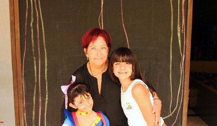  Inés y Emma Gutiérrez con su abuelita.