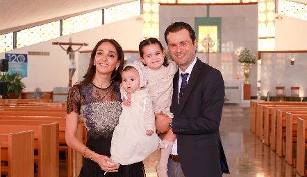  Isa Villanueva y Yuri Mézquida con sus hijos José Mauricio y Macarena.