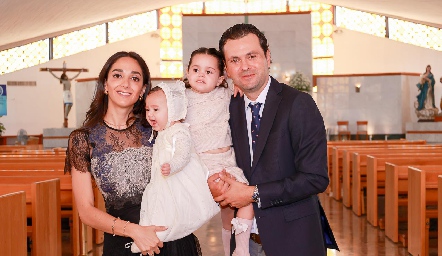  Isa Villanueva y Yuri Mézquida con sus hijos José Mauricio y Macarena.