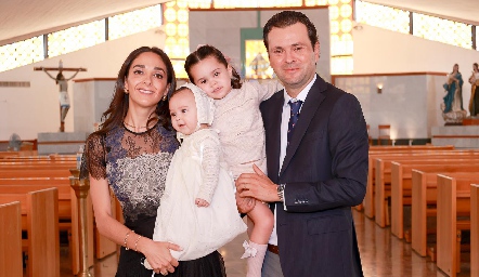  Isa Villanueva y Yuri Mézquida con sus hijos José Mauricio y Macarena.