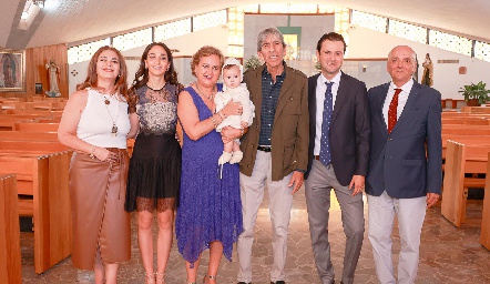  José Mauricio con sus papás y sus abuelos, Mónica Gordoa, Isa Villanueva, Patricia Ress, Alberto Mézquida, Yuri Mézquida y Rafael Villanueva.