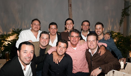  Aldo Sánchez Matuk con sus amigos.