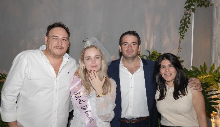  Daniela Chapa y Aldo Sánchez con sus amigos.