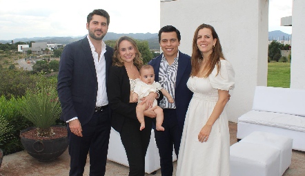  René Padilla Echegaray con sus papás René Padilla y Micol Echegaray y sus padrinos Paloma Padilla y Lisandro Bravo.