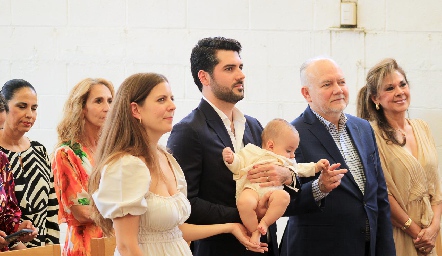  René Padilla con sus papás y abuelos.