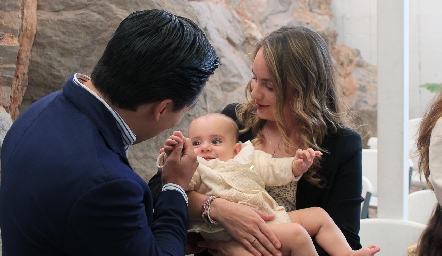  René Padilla Echegaray con sus padrinos Lisandro Bravo y Paloma Padilla.