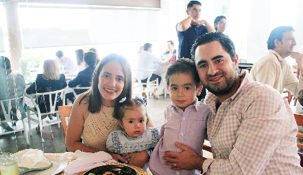  Ale Ascanio y Sebastián Villasana con sus hijos Emilia y Sebastián.