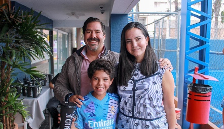  Migue Martínez y Mariana Meade con su hijo Migue.