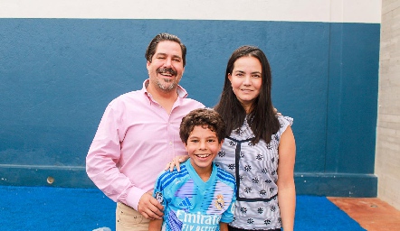  Miguel Ángel Martínez y Mariana Meade con su hijo Migue.