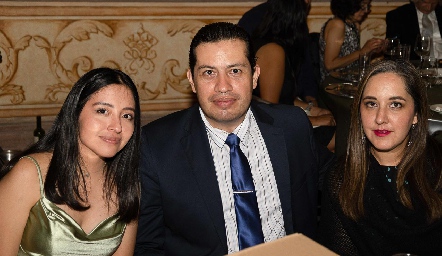  Andrea Aguirre, Eduardo Navarro y Susana Vázquez.