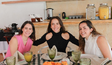  Ale Román, María José Vázquez y Ana Isabel Gómez.