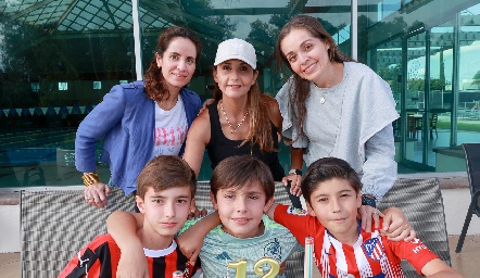  Ifigenia Güemes, Cristina Villalobos y Rosana Prieto con sus hijos Alejandro González, Andrés Nava y Marcelo Borja.