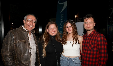  José Luis Guzmán, Alejandra Paredes, Regina Matuk y Adán Escalante.