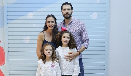  Jaime Hernández y Mariana Vivanco con sus hijas Carola y Josefa.