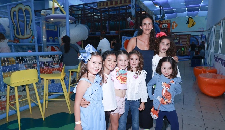  Mariana Vivanco con sus hijas Josefa y Carola en compañía de sus amigas.