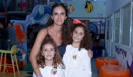  Mariana Vivanco y sus hijas Josefa y Carola.