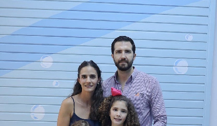  Jaime Hernández y Mariana Vivanco con sus hijas Carola y Josefa.