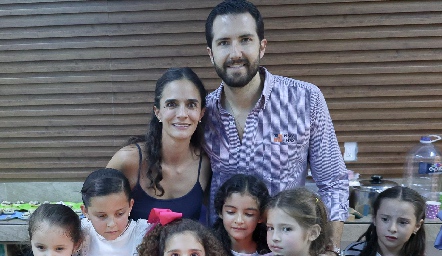  Jaime Hernández y Mariana Vivanco con sus hijas Carola y Josefa.