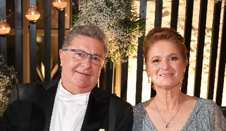  Eduardo Morales y Patricia Pizzuto, papás del novio.