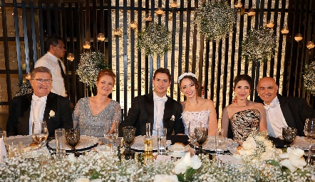  Los novios con sus papás, Eduardo Morales, Patricia Pizzuto, Eduardo Morales,  Jimena Medina, Rosalba Castillo y Enrique Morales.