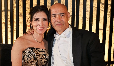  Rosalba Castillo y Enrique Morales, papás de la novia.