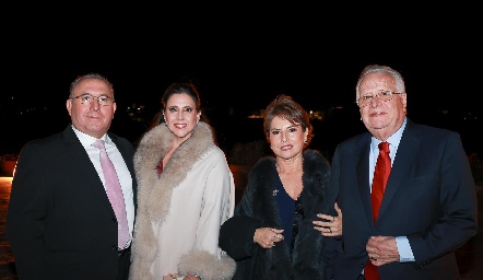  Alejandro y Claudia Bremer, Ceci Bremer y Olegario Galarza.