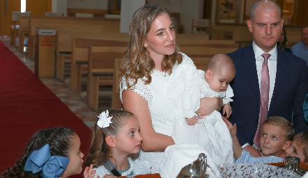  Lucía Hernández y Miguel Valladares con su ahijado Juan José.